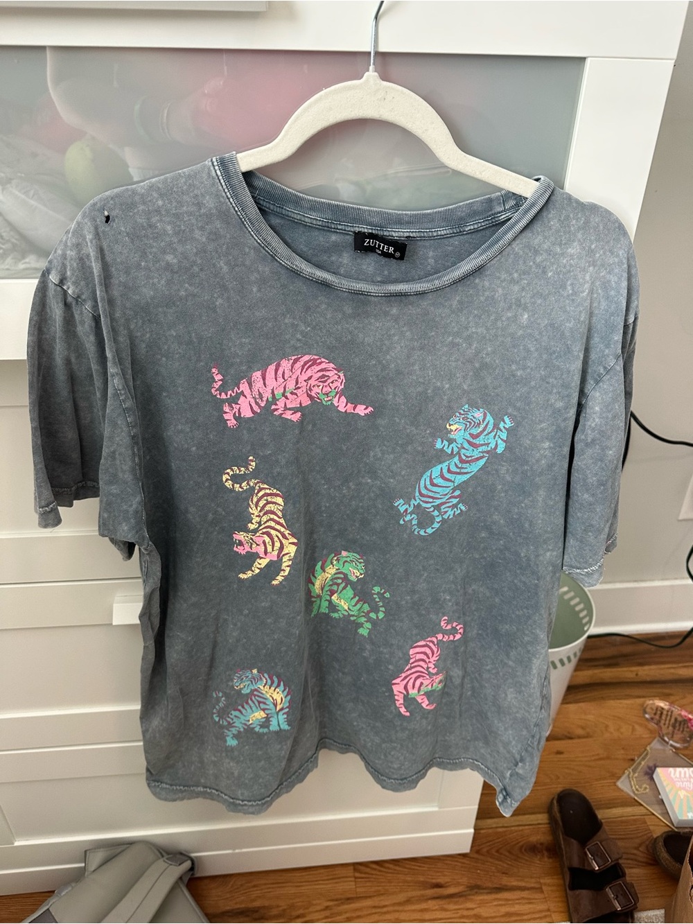 Zutter Women's Short Sleeve Gray Tee with Multicolor Tiger Prints